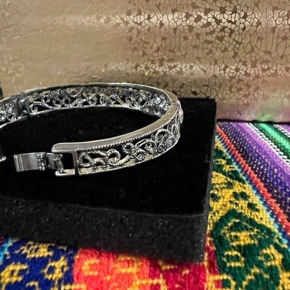 INTRICATE Silver bracelet with accent crystal gems - Picture 3 of 5